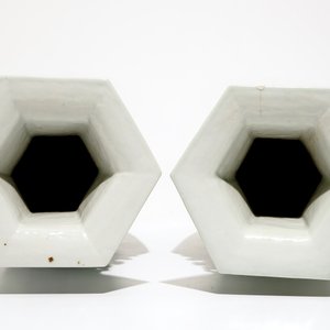 A pair of Chinese hexagonal blue and white on celadon ground vases with buddhist lions, 19th C. — photo 5