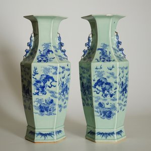 A pair of Chinese hexagonal blue and white on celadon ground vases with buddhist lions, 19th C. — photo 7
