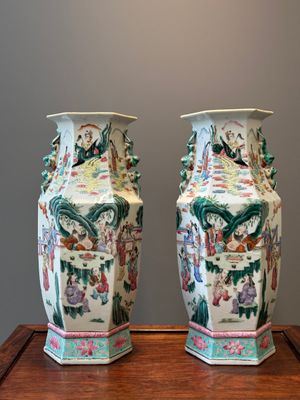 A pair of Chinese hexagonal famille rose vases, 19th C. — photo 1