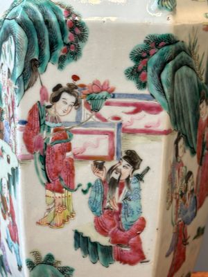 A pair of Chinese hexagonal famille rose vases, 19th C. — photo 12