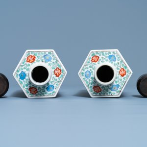 A pair of Chinese hexagonal famille verte tea caddies, Kangxi — 照片 5