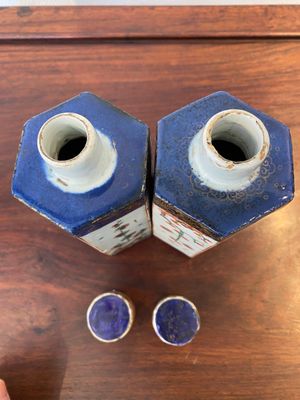 A pair of Chinese hexagonal famille verte tea caddies, Kangxi — photo 5