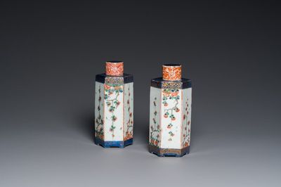 A pair of Chinese hexagonal famille verte tea caddies, Kangxi