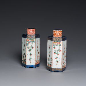 A pair of Chinese hexagonal famille verte tea caddies, Kangxi — photo 1