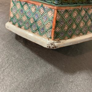 A pair of Chinese hexagonal famille verte vases, 19th C. — 照片 10