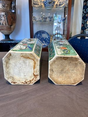 A pair of Chinese hexagonal famille verte vases with floral panels, Kangxi — photo 6