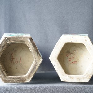 A pair of Chinese hexagonal qianjiang cai 'immortals' vases, signed Wang Qi, dated 1918 — 照片 12