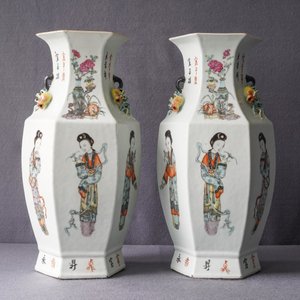 A pair of Chinese hexagonal qianjiang cai vases with ladies, 19/20th C. — photo 9