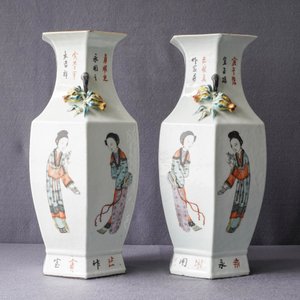 A pair of Chinese hexagonal qianjiang cai vases with ladies, 19/20th C. — photo 10