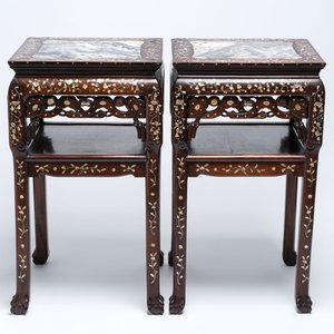 A pair of Chinese hongmu two-tier stand with marble top and mother-of-pearl inlay, Canton, 19th C. — 照片 3