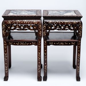 A pair of Chinese hongmu two-tier stand with marble top and mother-of-pearl inlay, Canton, 19th C. — 照片 5