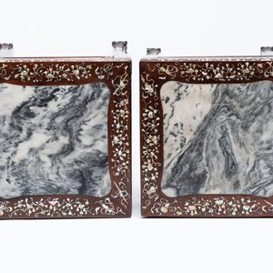 A pair of Chinese hongmu two-tier stand with marble top and mother-of-pearl inlay, Canton, 19th C. — 照片 8