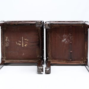 A pair of Chinese hongmu two-tier stand with marble top and mother-of-pearl inlay, Canton, 19th C. — 照片 9