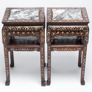 A pair of Chinese hongmu two-tier stands with marble top and mother-of-pearl inlay, Canton, 19th C. — foto 1