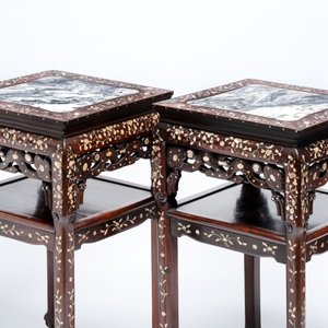 A pair of Chinese hongmu two-tier stands with marble top and mother-of-pearl inlay, Canton, 19th C. — foto 2