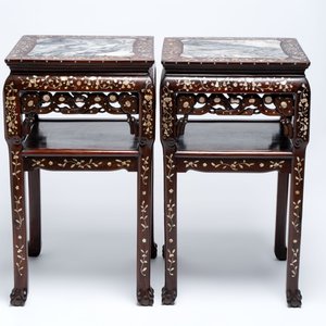 A pair of Chinese hongmu two-tier stands with marble top and mother-of-pearl inlay, Canton, 19th C. — foto 4