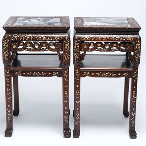 A pair of Chinese hongmu two-tier stands with marble top and mother-of-pearl inlay, Canton, 19th C. — foto 6