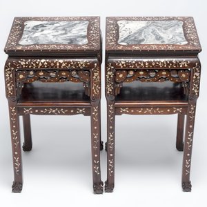 A pair of Chinese hongmu two-tier stands with marble top and mother-of-pearl inlay, Canton, 19th C. — foto 7