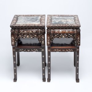 A pair of Chinese hongmu two-tier stands with marble top and mother-of-pearl inlay, Canton, 19th C. — 照片 1