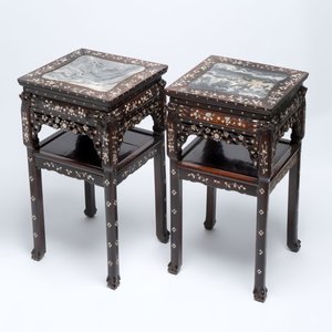 A pair of Chinese hongmu two-tier stands with marble top and mother-of-pearl inlay, Canton, 19th C. — 照片 2