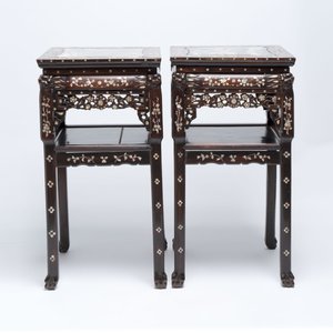 A pair of Chinese hongmu two-tier stands with marble top and mother-of-pearl inlay, Canton, 19th C. — 照片 3