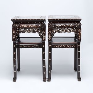 A pair of Chinese hongmu two-tier stands with marble top and mother-of-pearl inlay, Canton, 19th C. — 照片 4