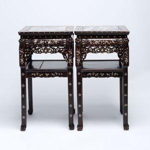A pair of Chinese hongmu two-tier stands with marble top and mother-of-pearl inlay, Canton, 19th C. — 照片 5