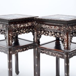 A pair of Chinese hongmu two-tier stands with marble top and mother-of-pearl inlay, Canton, 19th C. — 照片 9
