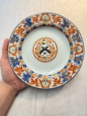 A pair of Chinese Imari-style armorial plates with the arms of Walker for the English market, Kangxi, ca. 1712 — photo 1