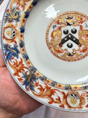 A pair of Chinese Imari-style armorial plates with the arms of Walker for the English market, Kangxi, ca. 1712 — photo 15