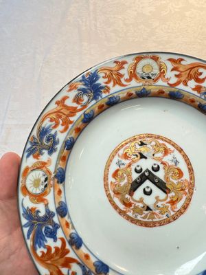 A pair of Chinese Imari-style armorial plates with the arms of Walker for the English market, Kangxi, ca. 1712 — photo 2