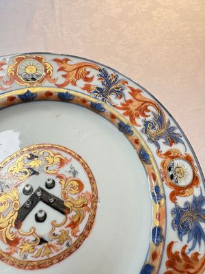 A pair of Chinese Imari-style armorial plates with the arms of Walker for the English market, Kangxi, ca. 1712 — photo 3