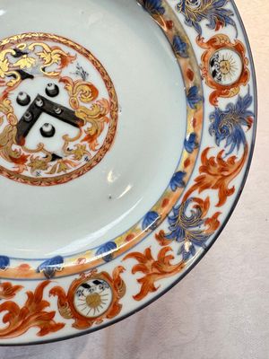 A pair of Chinese Imari-style armorial plates with the arms of Walker for the English market, Kangxi, ca. 1712 — photo 4