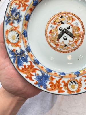 A pair of Chinese Imari-style armorial plates with the arms of Walker for the English market, Kangxi, ca. 1712 — photo 5