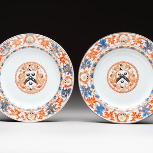 A pair of Chinese Imari-style armorial plates with the arms of Walker for the English market, Kangxi, ca. 1712 — photo 1