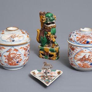 A pair of Chinese Imari style bowls and covers, a heart-shaped famille verte saucer and a sancai lion, Kangxi — 照片 1