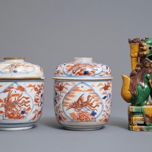 A pair of Chinese Imari style bowls and covers, a heart-shaped famille verte saucer and a sancai lion, Kangxi — 照片 2