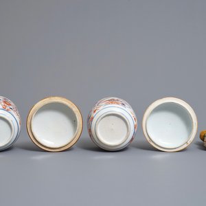 A pair of Chinese Imari style bowls and covers, a heart-shaped famille verte saucer and a sancai lion, Kangxi — 照片 7