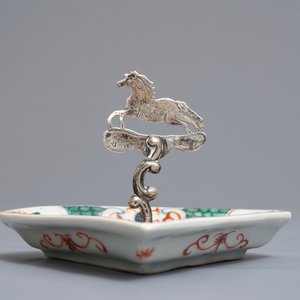 A pair of Chinese Imari style bowls and covers, a heart-shaped famille verte saucer and a sancai lion, Kangxi — 照片 9