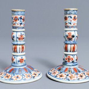 A pair of Chinese Imari-style candlesticks after European silver models, Kangxi — 照片 1