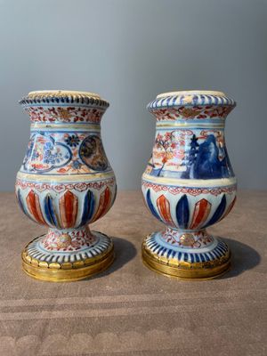 A pair of Chinese Imari-style casters or vases with gilt bronze mounts, Kangxi — foto 1