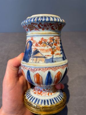 A pair of Chinese Imari-style casters or vases with gilt bronze mounts, Kangxi — foto 13