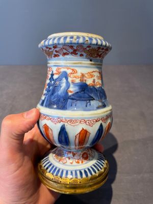 A pair of Chinese Imari-style casters or vases with gilt bronze mounts, Kangxi — foto 14