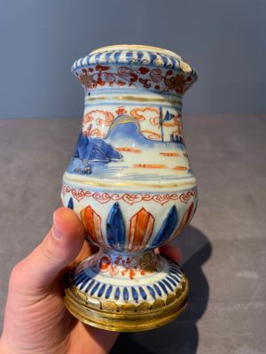 A pair of Chinese Imari-style casters or vases with gilt bronze mounts, Kangxi — foto 15