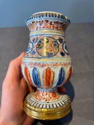 A pair of Chinese Imari-style casters or vases with gilt bronze mounts, Kangxi — foto 2