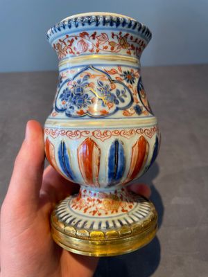 A pair of Chinese Imari-style casters or vases with gilt bronze mounts, Kangxi — foto 3