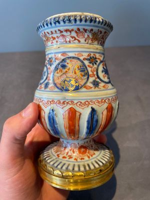 A pair of Chinese Imari-style casters or vases with gilt bronze mounts, Kangxi — foto 4