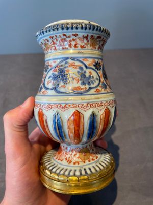 A pair of Chinese Imari-style casters or vases with gilt bronze mounts, Kangxi — foto 5
