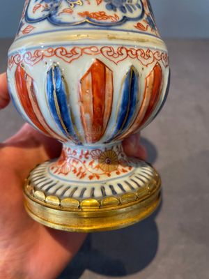 A pair of Chinese Imari-style casters or vases with gilt bronze mounts, Kangxi — foto 6