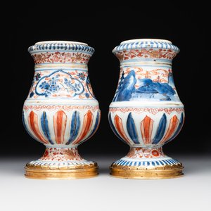 A pair of Chinese Imari-style casters or vases with gilt bronze mounts, Kangxi — foto 1